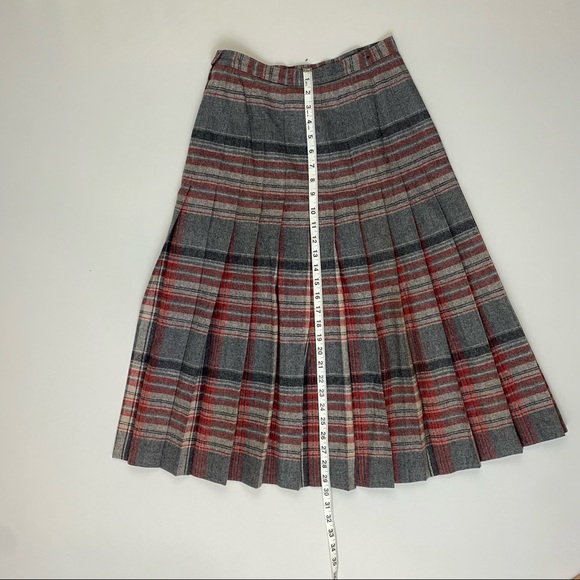 Pendleton Vintage Red and Grey Plaid Wool Skirt. Size 10 (vintage 10). USA Made. - Picture 6 of 11
